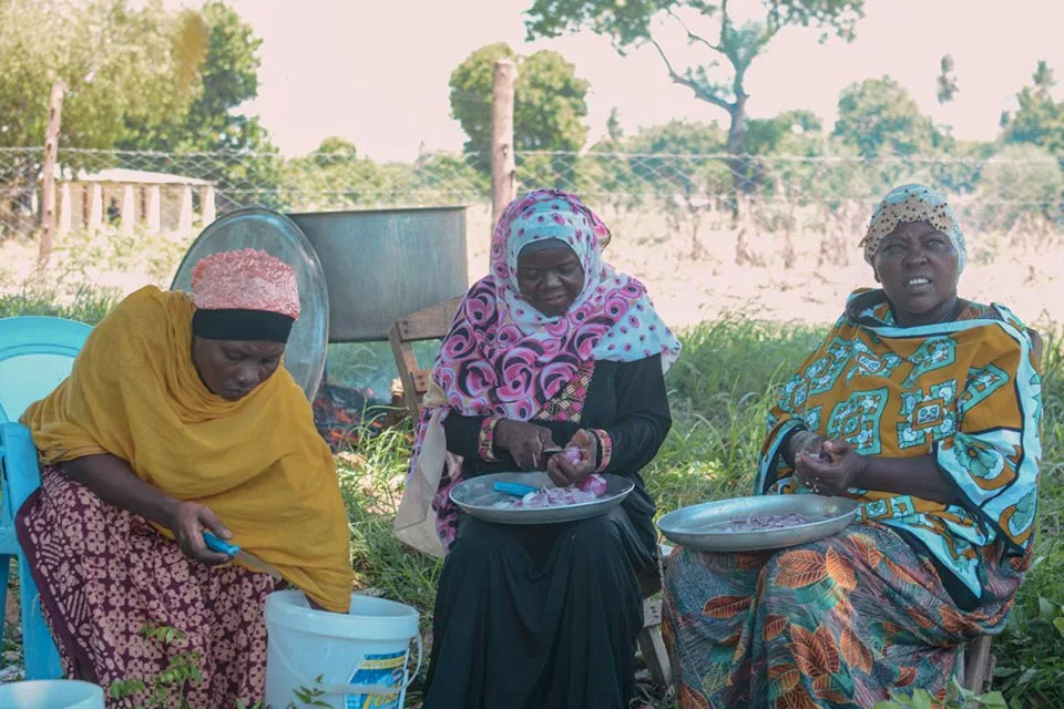 Frauen bereiten gemeinsam Essen zu, ein Beispiel für Hilfe zur Selbsthilfe in Kenia